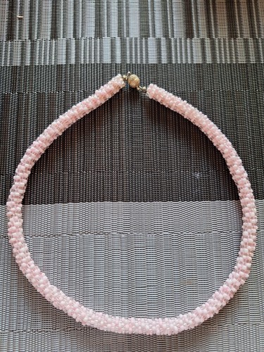 Perlenkette gehäkelt rosa
